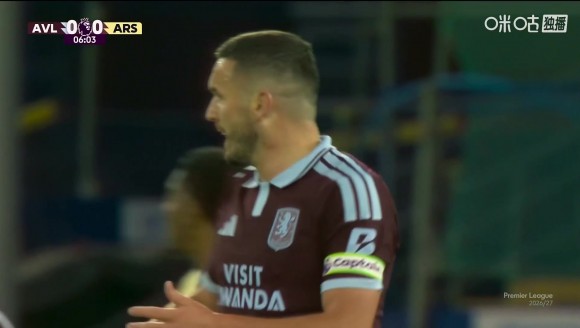 工人变球童😅詹俊：维拉北看台在重建，装修工人上班还能看看球【独家看英超就在咪咕】