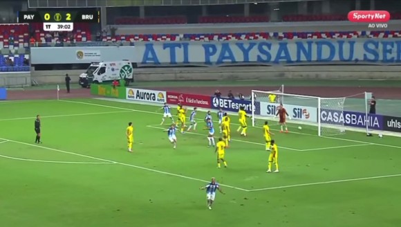 炸裂🤯！巴西丙级联赛打出逆天诡异弧线，这轨迹真让人惊了