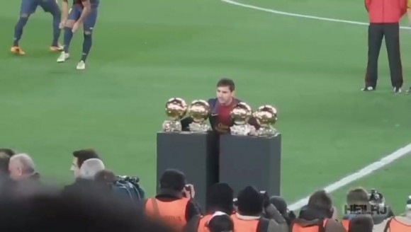 梅西凭借第四个金球奖创造了历史，他们几乎强迫梅西合影😂